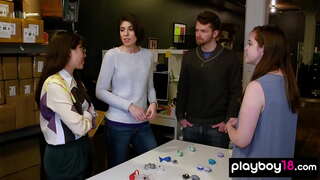 Amatérske zakladá štvorica prdele s kohút hlad MILF manželky