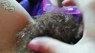 Аматарская сяброўка з валасатай кіскам мастурбуюць насупраць люстэрка