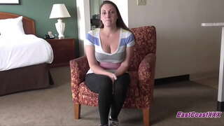 Mamuśka z dużymi cyckami ssie i pieprzy się z dwoma facetami na słuchaniu