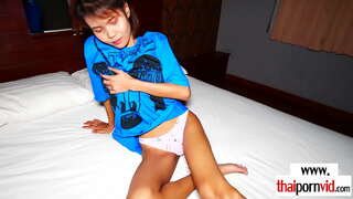 Payat, puwetan, baguhan asyano pwet nakasakay sa isang european titi