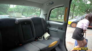 Nep-Taxi Mina Moreno geneukt in een taxi