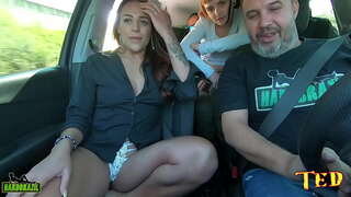 Automobil pun i Marsha Ljubav postaje gola u pokretu