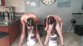 2 espido pequeno titted pigtailed putas tanto facendo o dildo agachamento foda reto xuntos | dildo paseo