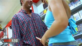 Жас блондинку испан красотку Соню Манрике үлкен табиғи сиськи қатаң трахнули в жопу да видеоклубе