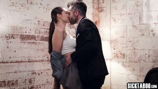 Seksi MİLF Bella Rolland çok sert ve derin becerdin ve onu çok sevdi