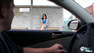 Maloto dude maka irery babe amin&#039;ny fiantsonan&#039;ny fiara fitateram-bahoaka, mampiseho ny fomba mangatsiaka ny vahoaka fuck eo amin&#039;ny natiora