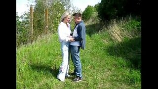 Мощный парень трахает горячую красотку