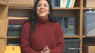 Curvy Pirang maling di cekel lan bajingan dening mesum njaga