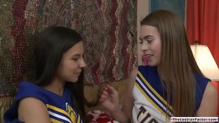 Аъзои Teen cheersquad экспериментируют, вылизывая якдигар киски