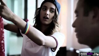 Чэд входит в дом с подарком в руках, услышав его приход