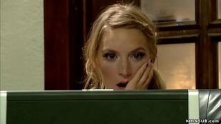 העשרה בלונדינית מונה ויילס מצאתי סרט פורנו שלה החורגת סימון Sonay באינטרנט ואז קצפת אנאלי זיין אותה בשיעבוד במיטה.