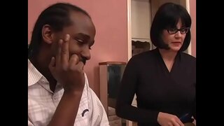 татуированная зрелая красотка с очками заполняет свою киску твердым черным членом татуированная зрелая красотка с очками заполняет свою киску твердым черным членом