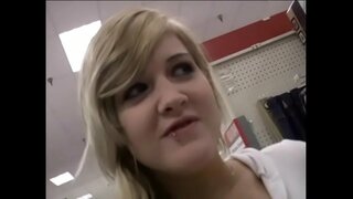 ���ોટ છોકરી માટે પ્રેમ લે વિશાળ ડિક તેના મોં માં