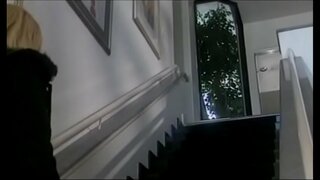 ���ૂબ ગરમ અને આકર્ષ્યા સોનેરી વાળ વાળી છોકરી સાથે બહુ બધા છોકરાઓ મોટા જગ પરથી સાબિત થાય Brittney સ્કાય કરવામાં વરણાગિયું માણસ ફુવારો લેવા માટે કવાયત તેના