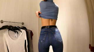 WOW! Horúce dievča s malé prsia, dressing t-košele a blúzky vo verejných šatni 4K 60Fps