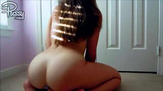 Dildo porra na alfombra na casa